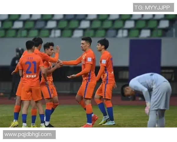 足球决赛中激烈对抗与精彩瞬间展现了团队精神与个人英雄主义的完美结合